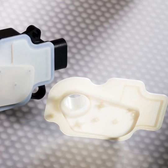 Der Deckel des Aktuators für die Steuerung beweglicher Luftklappen im Kühlergrill besteht aus dem neuen lasertransparenten Ultradur LUX B4300 G4 der BASF.