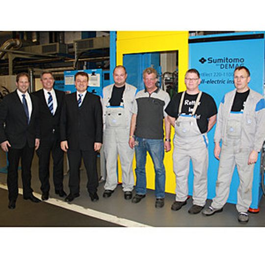 Die erste vollelektrische Maschine Intelect 220-1100 von Sumitomo (SHI) Demag produziert Lichtdrehschalterblenden für den Golf VII. Von links: Marco Heinemann, Projektmanagement Neuanläufe bei VW; Andreas Barth, Vertriebsingenieur und Markus Hausmann, Senior Engineer Technical Sales beide Sumitomo (SHI) Demag; Michael Ahrens, VW-Elektriker; Karsten Goebel, VW-Werktechnik Mechanik; Jens Pedersen, VW-Werktechnik Einarbeit und Anwendungstechnik; Harald Alt, VW-Versorgungstechniker. Die erste vollelektrische Maschine Intelect 220-1100 von Sumitomo (SHI) Demag produziert Lichtdrehschalterblenden für den Golf VII. Von links: Marco Heinemann, Projektmanagement Neuanläufe bei VW; Andreas Barth, Vertriebsingenieur und Markus Hausmann, Senior Engineer Technical Sales beide Sumitomo (SHI) Demag; Michael Ahrens, VW-Elektriker; Karsten Goebel, VW-Werktechnik Mechanik; Jens Pedersen, VW-Werktechnik Einarbeit und Anwendungstechnik; Harald Alt, VW-Versorgungstechniker.