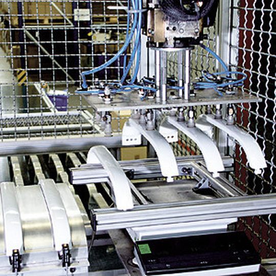 Bild 1: Zusätzliche Kühlung von innen, Inertisierung der Werkzeugkavität und Optimierung des Gesamtprozesses erhöhen die Qualität und Produktivität beim Gasinnendruck-Spritzgießen. Das zeigt sich bei einer Weiterentwicklung des Verfahrens zur Herstellung von Handgriffen.