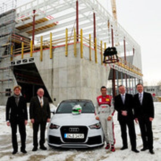 Freuen sich übers neue Audi-GW-Zentrum München: (v.li.) Audi-Vertriebschef Wayne Griffiths, Bürgermeister Josef Riemensberger, DTM-Pilot Timo Scheider, VGRD-Geschäftsführer Jörg Hoffmann und Center-Leiter Hans-Joachim Radde. Freuen sich übers neue Audi-GW-Zentrum München: (v.li.) Audi-Vertriebschef Wayne Griffiths, Bürgermeister Josef Riemensberger, DTM-Pilot Timo Scheider, VGRD-Geschäftsführer Jörg Hoffmann und Center-Leiter Hans-Joachim Radde.