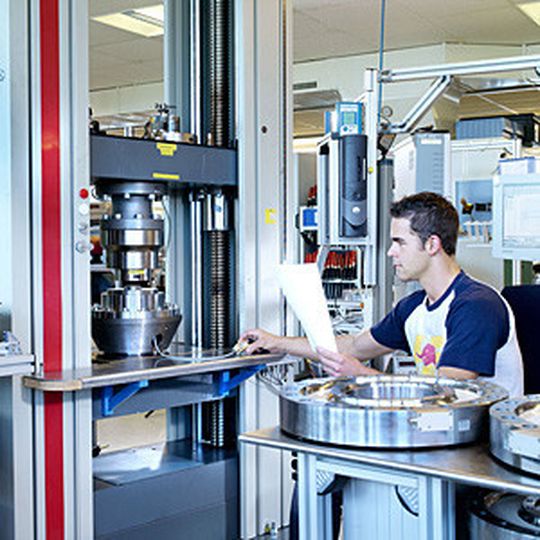 Prüfung der Kraftaufnehmer von Baumer mit einer Materialprüfmaschine von Zwick, die bis zu 400 kN belastbar ist. Prüfung der Kraftaufnehmer von Baumer mit einer Materialprüfmaschine von Zwick, die bis zu 400 kN belastbar ist.