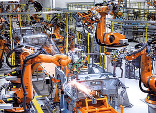 Die Automobilindustrie ist oft Vorreiter bei der Verschmelzung von IT und Maschinenbau. Im Projekt Arena2036 entwickeln Wissenschaft und Industrie gemeinsam Modelle für die Autofabrik der Zukunft. Die Automobilindustrie ist oft Vorreiter bei der Verschmelzung von IT und Maschinenbau. Im Projekt Arena2036 entwickeln Wissenschaft und Industrie gemeinsam Modelle für die Autofabrik der Zukunft.