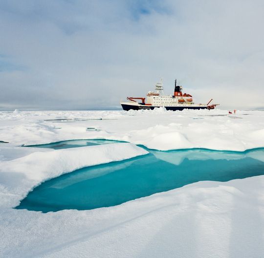 Abb. 1: Polarstern macht an einer großen Eisscholle fest, damit die Forschenden Physik und Biologe auf, im und unter dem Meereis untersuchen können. Abb. 1: Polarstern macht an einer großen Eisscholle fest, damit die Forschenden Physik und Biologe auf, im und unter dem Meereis untersuchen können.