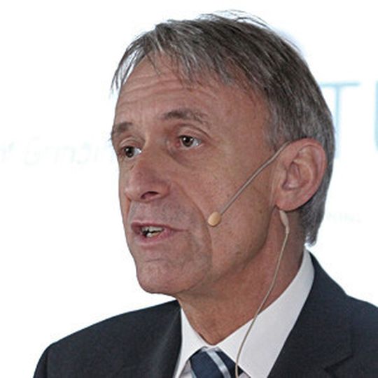 „Wir konnten 2012 beim Umsatz um 20 % zulegen”, betonte Fred Gaegauf, Vorsitzender der Studer-Geschäftsleitung. „Wir konnten 2012 beim Umsatz um 20 % zulegen”, betonte Fred Gaegauf, Vorsitzender der Studer-Geschäftsleitung.