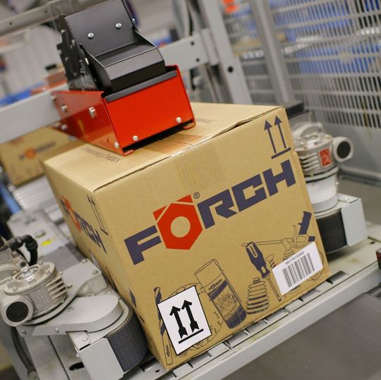 Zusammen mit DPD setzt Förch künftig auf den klimaneutralen Paketversand seiner C-Teile. Zusammen mit DPD setzt Förch künftig auf den klimaneutralen Paketversand seiner C-Teile.