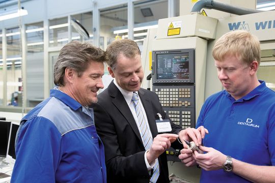Mit optimalen Werkzeugen kommt die Produktion bei Dentaurum in Schwung (von links): Andreas Steinbrenner, Leiter Dehnschraubenmontage bei Dentaurum, Klaus Bruder, Kundenbetreuer bei Zecha und René Schaller, Leiter Werkzeugbau bei Dentaurum. Mit optimalen Werkzeugen kommt die Produktion bei Dentaurum in Schwung (von links): Andreas Steinbrenner, Leiter Dehnschraubenmontage bei Dentaurum, Klaus Bruder, Kundenbetreuer bei Zecha und René Schaller, Leiter Werkzeugbau bei Dentaurum.