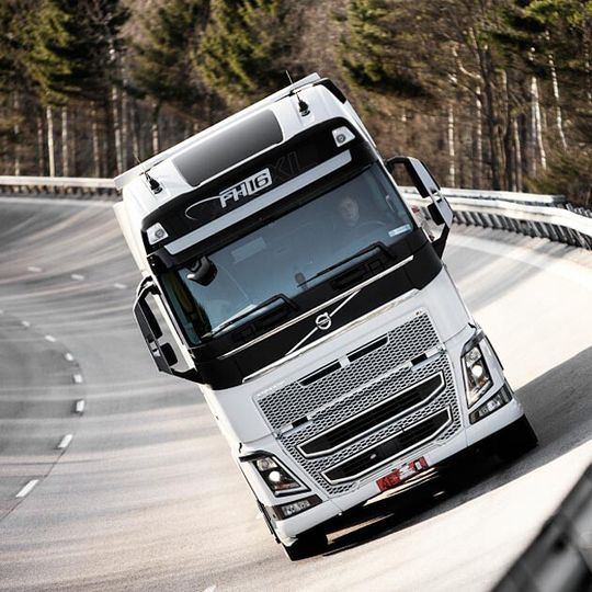 Mit der aktiven Lenkung „Dynamic Steering“ will Volvo dem Fahrer Arbeit abnehmen. So kann das System zum Beispiel Seitenwind oder stark gewölbte Fahrbahnen kompensieren.