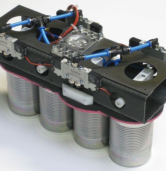 CFK-Dosengreifer für Delta-Roboter. Er nimmt bis zu vier Dosen gleichzeitig auf