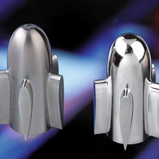 Blutführende Implantate können mittels Laserpolitur bis zu 40 Mal schneller, reproduzierbarer und bis in den letzten Konturwinkel auf Hochglanz gebracht werden als mit der manuellen Bearbeitung. Blutführende Implantate können mittels Laserpolitur bis zu 40 Mal schneller, reproduzierbarer und bis in den letzten Konturwinkel auf Hochglanz gebracht werden als mit der manuellen Bearbeitung.