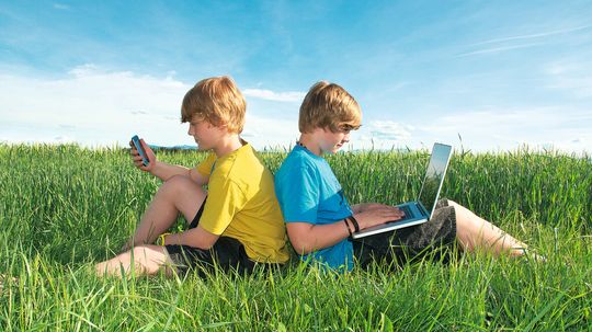 Farmerama und Facebook anstatt Cowboy und Indianer spielen im Grünen? Mancher Deutsche hat leise Zweifel daran, was das mobile Internet bringt. Farmerama und Facebook anstatt Cowboy und Indianer spielen im Grünen? Mancher Deutsche hat leise Zweifel daran, was das mobile Internet bringt.