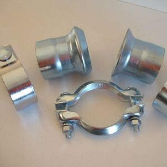 Mit dem Bördel-Adapter lassen sich Abgasrohre verbinden.