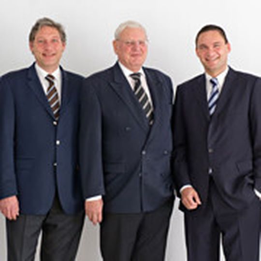 Drei mal Still: (v.re.) AVAG-Vorstandssprecher Roman Still, Aufsichtsratsschef Albert Still und AVI-Vorstand Albert C. Still. Drei mal Still: (v.re.) AVAG-Vorstandssprecher Roman Still, Aufsichtsratsschef Albert Still und AVI-Vorstand Albert C. Still.