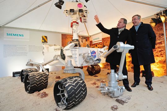 In München landete am 24. Januar 2013 ein ganz besonderer Stargast: ein Modell des Mars-Rovers Curiosity kam direkt von der Weltraumagentur NASA nach München. In München landete am 24. Januar 2013 ein ganz besonderer Stargast: ein Modell des Mars-Rovers Curiosity kam direkt von der Weltraumagentur NASA nach München.