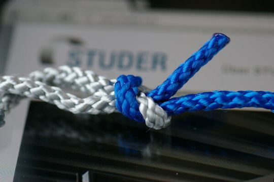 Un noeud pour figurer l'union des compétences nécessaire à l'éclosion d'une Studer. Un noeud pour figurer l'union des compétences nécessaire à l'éclosion d'une Studer.