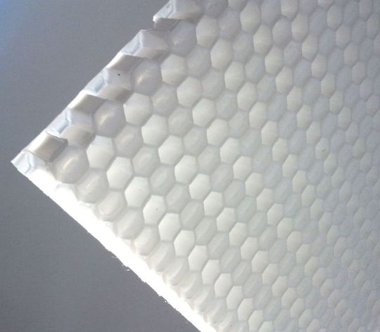 Als Wabenkernmaterial ist Polypropylen unempfindlich gegen Freuchtigkeit und mechanisch deutlich belastbarer als Papier. Sandwichplatten mit Wabenkern aus Polypropylen nehmen es auch mit Vollspanplatten auf. Als Wabenkernmaterial ist Polypropylen unempfindlich gegen Freuchtigkeit und mechanisch deutlich belastbarer als Papier. Sandwichplatten mit Wabenkern aus Polypropylen nehmen es auch mit Vollspanplatten auf.