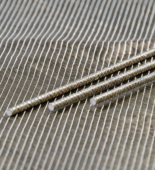 Basaltfaserstäbe sind konventionellem Bewehrungsstahl in puncto Korrosionsbeständigkeit und Zugfestigkeit überlegen. Außerdem sind sie kein elektrischer Leiter. Basaltfaserstäbe sind konventionellem Bewehrungsstahl in puncto Korrosionsbeständigkeit und Zugfestigkeit überlegen. Außerdem sind sie kein elektrischer Leiter.