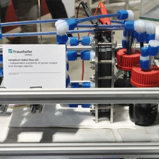 Die Grundlagen von Redox-Flow-Zellen werden zurzeit erforscht. Zellgeometrien und -materialien sollen optimiert werden. Ziel sind höhere Energiedichten, größere Effizienz, höhere Batterieleistungen sowie geringere Fertigungskosten. Die Grundlagen von Redox-Flow-Zellen werden zurzeit erforscht. Zellgeometrien und -materialien sollen optimiert werden. Ziel sind höhere Energiedichten, größere Effizienz, höhere Batterieleistungen sowie geringere Fertigungskosten.