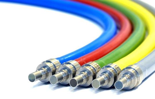Die Universal-Lichtleiter sind in fünf Farben erhältlich. Die Universal-Lichtleiter sind in fünf Farben erhältlich.