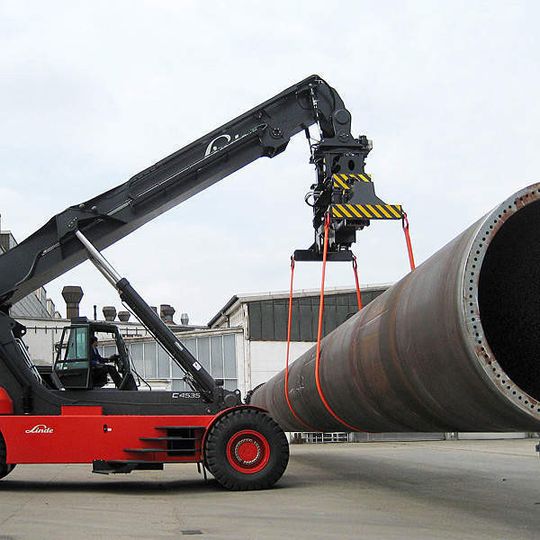 Reach-Stacker von Linde sind auch in der Windenergiebranche sehr gefragt. Reach-Stacker von Linde sind auch in der Windenergiebranche sehr gefragt.