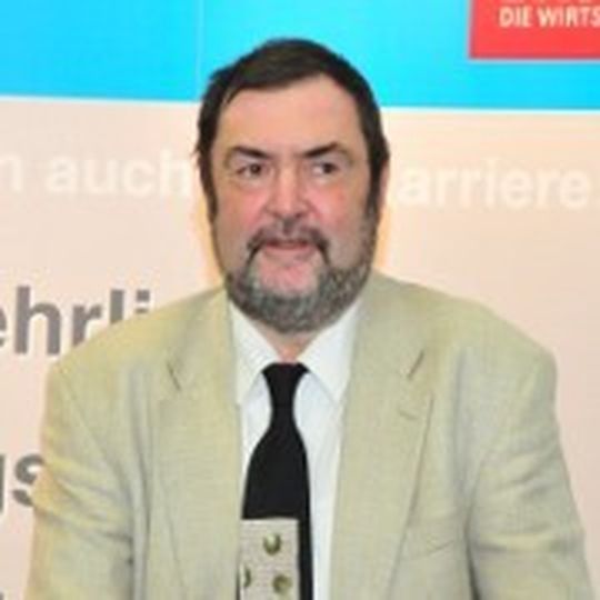 Der Hauptgeschäftsführer der Handwerkskammer Halle (Saale), Jürgen Roghan, eröffente das neue Zentrum für die ÜBL der Zweiradmechaniker in Sachsen-Anhalt. Der Hauptgeschäftsführer der Handwerkskammer Halle (Saale), Jürgen Roghan, eröffente das neue Zentrum für die ÜBL der Zweiradmechaniker in Sachsen-Anhalt.
