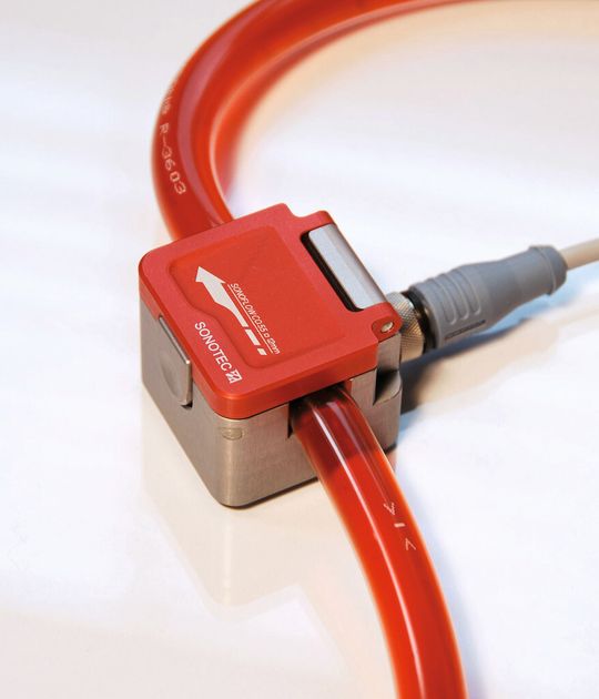 Ultraschallsensoren wie der Sonoflow CO.55 gewährleisten eine korrekte Dosierung und Fließgeschwindigkeit. Ultraschallsensoren wie der Sonoflow CO.55 gewährleisten eine korrekte Dosierung und Fließgeschwindigkeit.