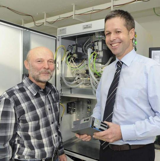 Geschäftsführer Udo Panenka und QM-Leiter Jörg Getzlaff freuen sich über die eigene Produktion in Ratingen: Hier werden künftig Servoregler der Kollmorgen-Reihe AKD gebaut.