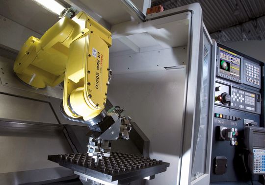 Heutzutage gibt es zahlreiche Möglichkeiten, eine Bearbeitungsmaschine mit Hilfe eines Roboters zu automatisieren und so den Maschinenbediener zu entlasten. Heutzutage gibt es zahlreiche Möglichkeiten, eine Bearbeitungsmaschine mit Hilfe eines Roboters zu automatisieren und so den Maschinenbediener zu entlasten.