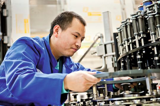 Der chinesische Maschinenkäufer will sich mithilfe hochwertiger deutscher Services weiter-entwickeln, das Unternehmen nach vorne bringen und wachsen. Der chinesische Maschinenkäufer will sich mithilfe hochwertiger deutscher Services weiter-entwickeln, das Unternehmen nach vorne bringen und wachsen.