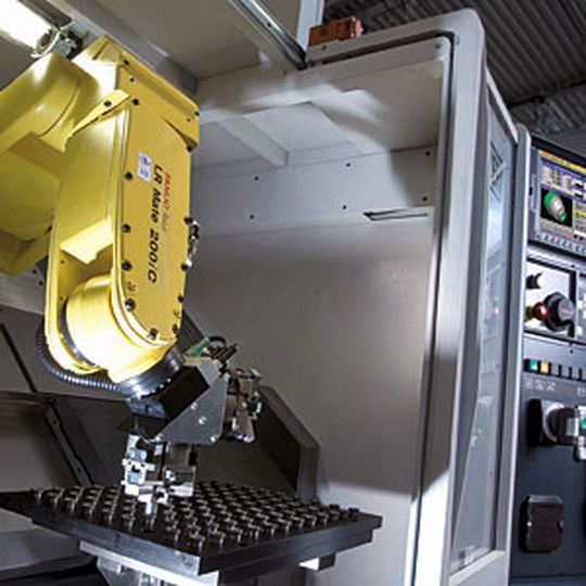Heutzutage gibt es zahlreiche Möglichkeiten, eine Bearbeitungsmaschine mit Hilfe eines Roboters zu automatisieren und so den Maschinenbediener zu entlasten. Heutzutage gibt es zahlreiche Möglichkeiten, eine Bearbeitungsmaschine mit Hilfe eines Roboters zu automatisieren und so den Maschinenbediener zu entlasten.