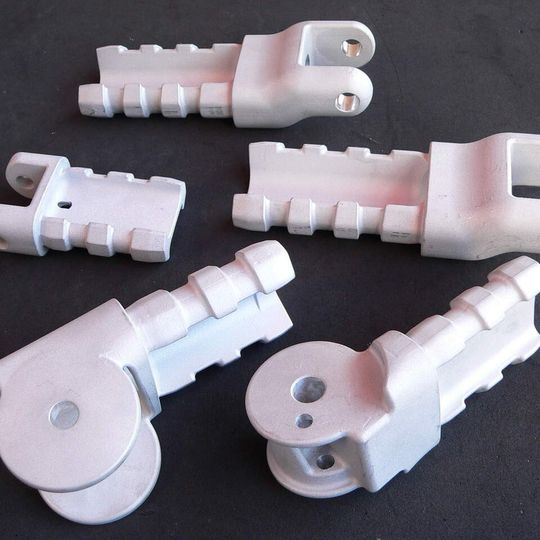 Alle Teile des Gelenkarms wurden vom Proto Labs Express-CNC Fräsdienst Firstcut innerhalb von nur drei Tagen geliefert. Alle Teile des Gelenkarms wurden vom Proto Labs Express-CNC Fräsdienst Firstcut innerhalb von nur drei Tagen geliefert.