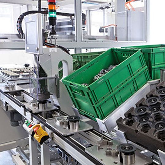 Bild 1: Mit einer Kraft von 6 kN werden Rotor, Kugellager und Brücke auf ein definiertes Maß eingepresst. Bild 1: Mit einer Kraft von 6 kN werden Rotor, Kugellager und Brücke auf ein definiertes Maß eingepresst.