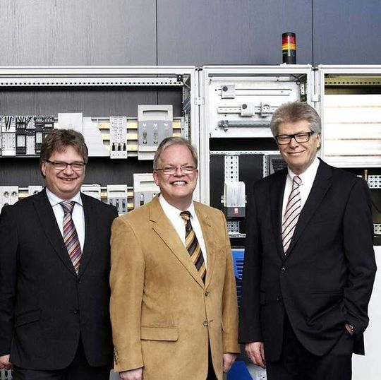 Kiesling Maschinentechnik wird Teil von Rittal International. Damit baut die Firmengruppe ihre Kompetenz für den Schaltanlagen- und Steuerungsbau weiter aus.