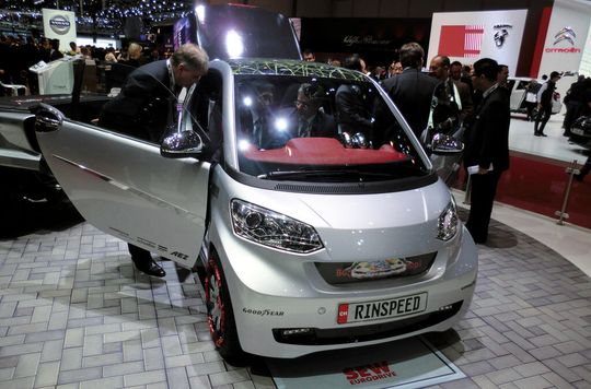 Die induktive Ladetechnik von SEW-Eurodrive versorgt das Fahrzeug mit 3 kW Leistung aus einer Haushaltsteckdose mit 230 V. Die induktive Ladetechnik von SEW-Eurodrive versorgt das Fahrzeug mit 3 kW Leistung aus einer Haushaltsteckdose mit 230 V.