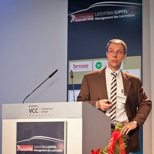 Thomas Christiansen, Leiter Entwicklung Karosserie Rohbau, Baureihe Boxster/Cayman, Porsche AG, auf dem Podium des »Automobil Industrie« Leichtbau-Gipfels 2013 in Würzburg: „In der Konzeptphase wurde klar: Wir müssen in einen Materialmix hinein.“