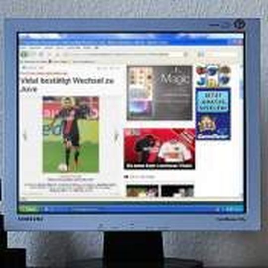 Gerade als Informationsgeber und zum Austausch mit Freunden ist das Internet sehr beliebt. Gerade als Informationsgeber und zum Austausch mit Freunden ist das Internet sehr beliebt.