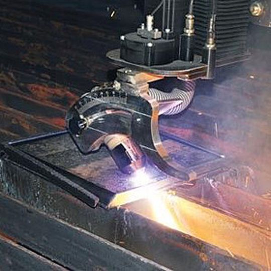 Mit dem Fünf-Achs-CNC-Schneidkopf gelingt das Fasenschneiden via Plasma- oder Autogentechnik unter vollem Kollisionsschutz in einem Winkelbereich von 0 ° bis 45 °. Optinonal kann er bis 60 ° erweitert werden. Mit dem Fünf-Achs-CNC-Schneidkopf gelingt das Fasenschneiden via Plasma- oder Autogentechnik unter vollem Kollisionsschutz in einem Winkelbereich von 0 ° bis 45 °. Optinonal kann er bis 60 ° erweitert werden.