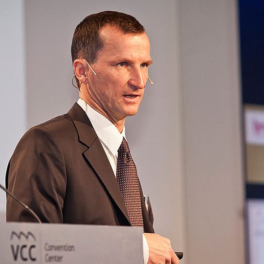 Dr. Martin Sautter, Leiter Leichtbau im Bereich Forschung, Neue Technologien, Innovationen der BMW Group, sah auf dem Leichtbau-Gipfel 2013 der Fachzeitschrift Automobil Industrie die Elektromobilität als einen kommenden logischen Schritt. Dr. Martin Sautter, Leiter Leichtbau im Bereich Forschung, Neue Technologien, Innovationen der BMW Group, sah auf dem Leichtbau-Gipfel 2013 der Fachzeitschrift Automobil Industrie die Elektromobilität als einen kommenden logischen Schritt.