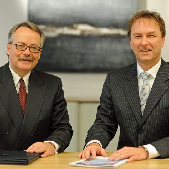 Die beiden Geschäftsleiter von Infraserv Knapsack Dr. Clemens Mittelviefhaus (li.) und Ralf Müller erwarten eine positive Entwicklung im laufenden Jahr. Die beiden Geschäftsleiter von Infraserv Knapsack Dr. Clemens Mittelviefhaus (li.) und Ralf Müller erwarten eine positive Entwicklung im laufenden Jahr.