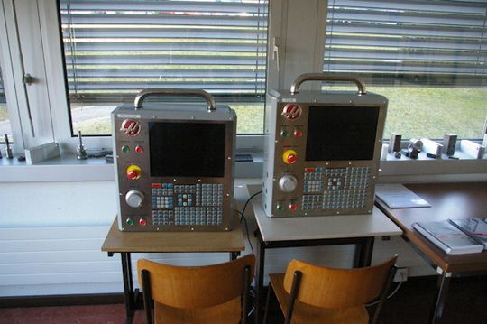Ambiance de travail au sein du CAAJ de la Chaux-de-Fonds. Poste de simulation sur station Haas. Ambiance de travail au sein du CAAJ de la Chaux-de-Fonds. Poste de simulation sur station Haas.