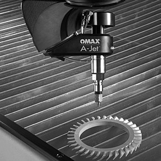 Bild 1: Der jüngste Winkelschneidkopf Omax-A-Jet von Innomax schneidet jetzt präzise Fasen bis 60 °. Bild 1: Der jüngste Winkelschneidkopf Omax-A-Jet von Innomax schneidet jetzt präzise Fasen bis 60 °.