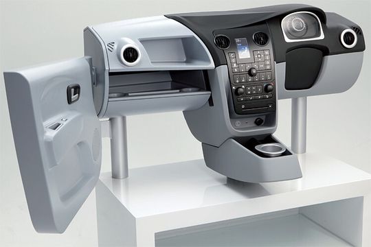 Beim modularen Low-Cost-Cockpit von Visteon kann die Beifahrerseite völlig entfallen. Beim modularen Low-Cost-Cockpit von Visteon kann die Beifahrerseite völlig entfallen.