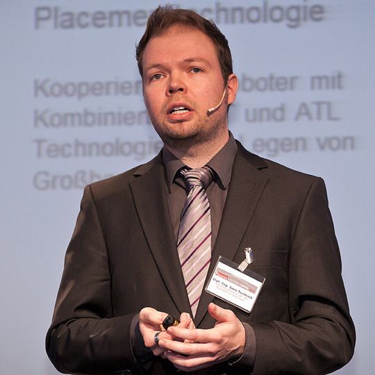 Sven Torstrick vom Deutschen Zentrum für Luft- und Raumfahrt sieht den Einsatz faserverstärkter Bauteile für die Außenhaut eines Pkw als nicht zwingend sinnvoll an. Sven Torstrick vom Deutschen Zentrum für Luft- und Raumfahrt sieht den Einsatz faserverstärkter Bauteile für die Außenhaut eines Pkw als nicht zwingend sinnvoll an.