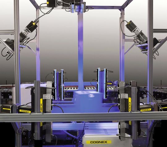 Der DataMan 503, den Cognex mit blauer Beleuchtung versehen hat, lässt sich bestens zum Pakete sortieren einsetzen. Dabei reichen die Scan-Anwendungen vom 1-Seiten-Scan (Barcode immer auf der gleichen Seite eines Pakets), bis hin zu komplexen Scan-Tunneln, wo Barcodes auf jeder beliebigen Seite des Pakets bzw. auf mehreren Seiten eines Pakets angebracht sein können. Der DataMan 503, den Cognex mit blauer Beleuchtung versehen hat, lässt sich bestens zum Pakete sortieren einsetzen. Dabei reichen die Scan-Anwendungen vom 1-Seiten-Scan (Barcode immer auf der gleichen Seite eines Pakets), bis hin zu komplexen Scan-Tunneln, wo Barcodes auf jeder beliebigen Seite des Pakets bzw. auf mehreren Seiten eines Pakets angebracht sein können.