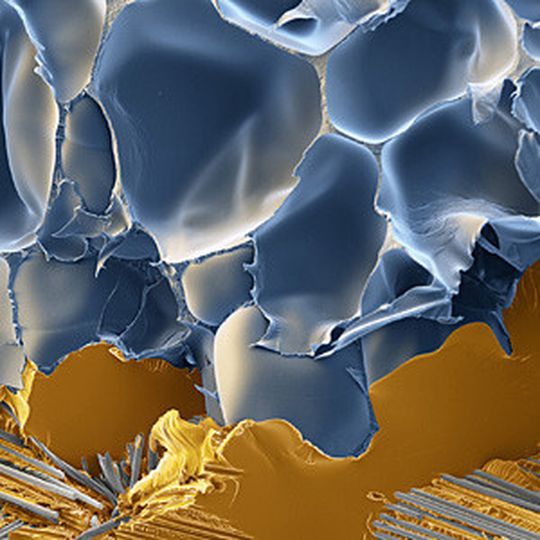 Der PET-Strukturschaum Kerdyn (blau) wird als Rotorblattkern mit Glasfasern (grau) verstärkt und mit Epoxidharz (gelb) umgossen. Abschließen kommt auf die Rotorblätter eine wetterfeste Beschichtung.