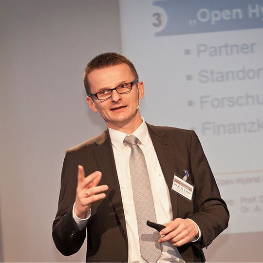 Prof. Dr. Klaus Dröder vom Institut für Werkzeugmaschinen und Fertigungstechnik an der Technischen Universität Braunschweig referierte auf dem Leichtbau-Gipfel 2013 in Würzburg zu „Prozessketten für Hybride Leichtbaustrukturen“. Prof. Dr. Klaus Dröder vom Institut für Werkzeugmaschinen und Fertigungstechnik an der Technischen Universität Braunschweig referierte auf dem Leichtbau-Gipfel 2013 in Würzburg zu „Prozessketten für Hybride Leichtbaustrukturen“.