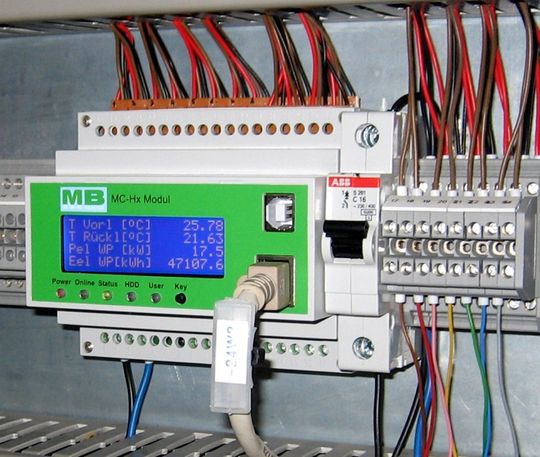 Das Datenlogger-Modul des MC-Hx-Systems von MB DataTec, eingebaut im Schaltschrank einer Anlage zum Erzeugen regenerativer Energieaus unterschiedlichsten Energiequellen. Das Datenlogger-Modul des MC-Hx-Systems von MB DataTec, eingebaut im Schaltschrank einer Anlage zum Erzeugen regenerativer Energieaus unterschiedlichsten Energiequellen.