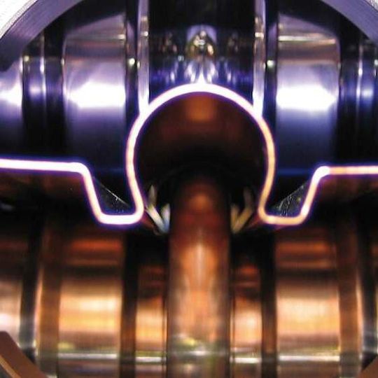 Rollgeformtes Absorberblech mit Finne aus spezialbeschichtetem Kupfer