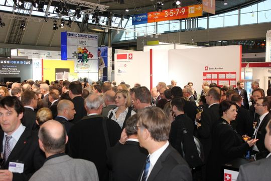Alle Jahre wieder großer Andrang bei der Wine & Cheese-Party auf dem Swiss Pavillon. Alle Jahre wieder großer Andrang bei der Wine & Cheese-Party auf dem Swiss Pavillon.