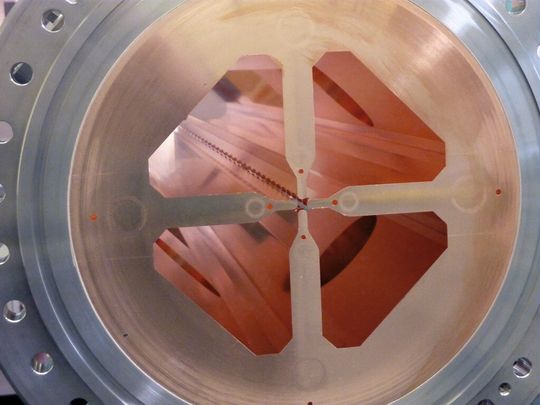 Die Cern-Werkstatt ist verantwortlich für alle Beschleuniger und entwickelt auch Ausrüstungen wie Messsysteme, Magnete und optische Systeme. Die Cern-Werkstatt ist verantwortlich für alle Beschleuniger und entwickelt auch Ausrüstungen wie Messsysteme, Magnete und optische Systeme.