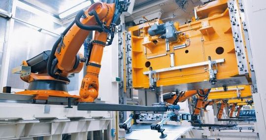 Die Automobilindustrie war über Jahre hinweg der Treiber für den Robotereinsatz. Im Bild zu sehen ist eine robotergestütze Pressenautomation. Die Automobilindustrie war über Jahre hinweg der Treiber für den Robotereinsatz. Im Bild zu sehen ist eine robotergestütze Pressenautomation.